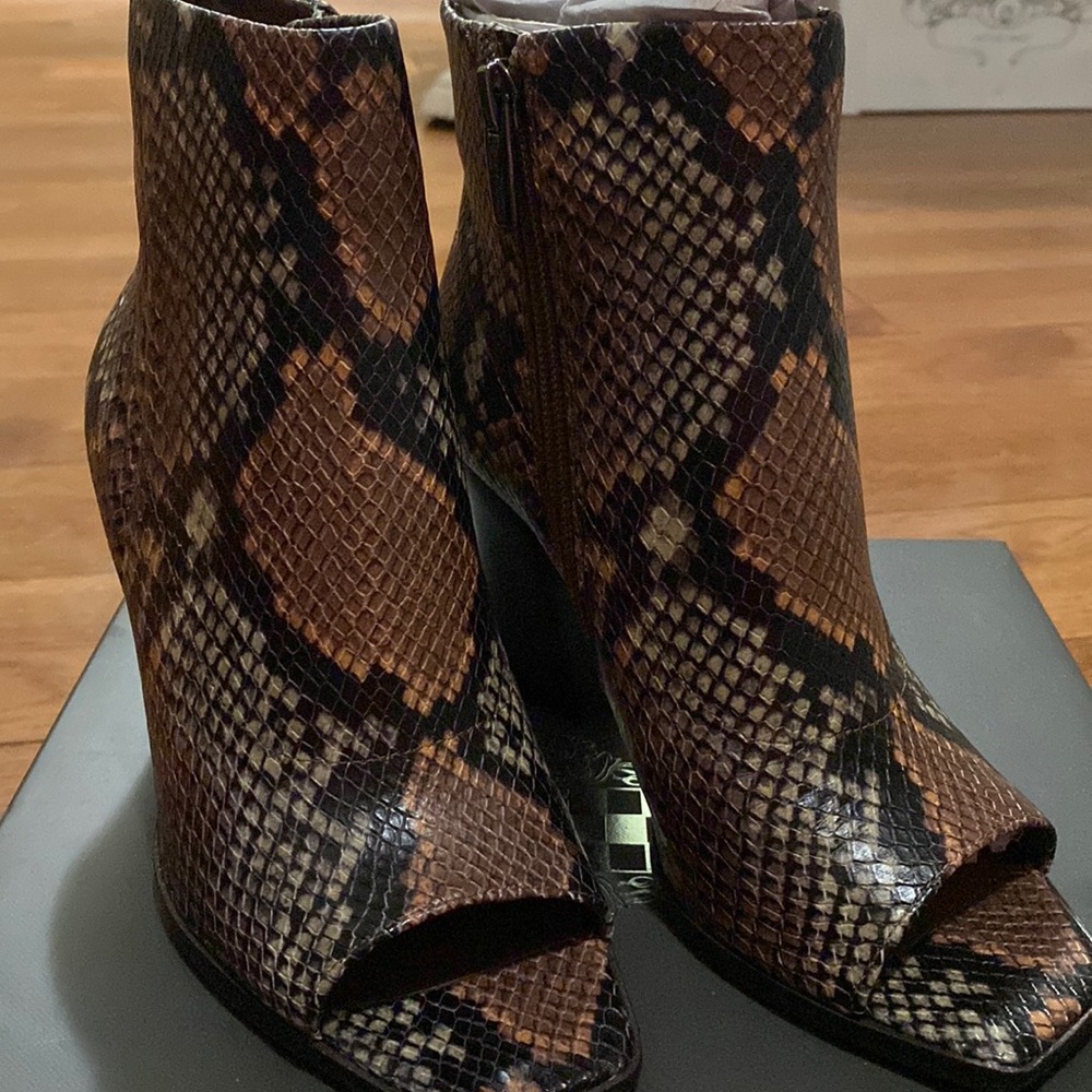 Vince Camuto Parindet open toe ankle boot
